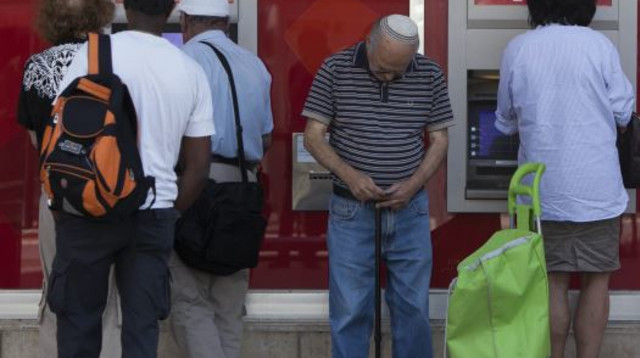 תור לכספומט (צילום: יונתן זינדל, פלאש 90)