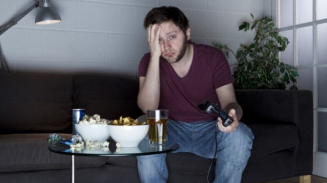 גבר משחק במשחק וידאו (צילום: Getty images)