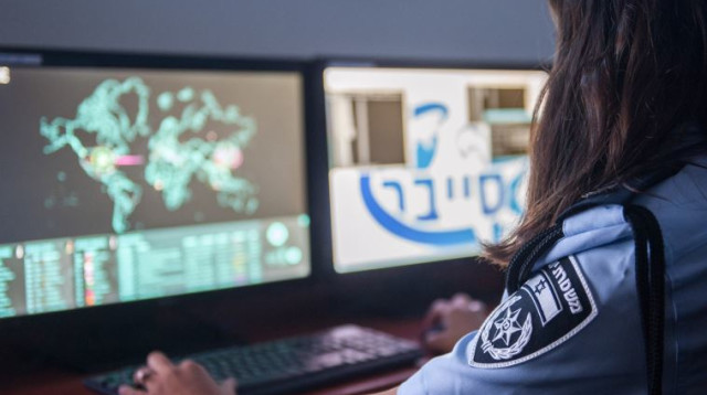 לוחמת סייבר משטרה (צילום: דוברות המשטרה)