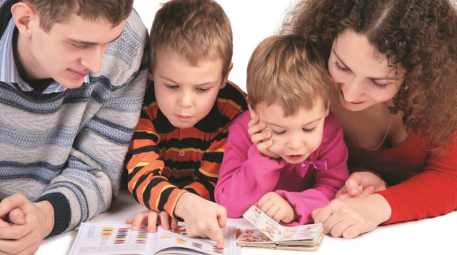 הורים וילדים קוראים ספרים (צילום: אינגאימג)