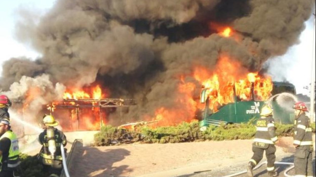 לוחמי האש בפיגוע בירושלים (צילום: מדברים תקשורת)