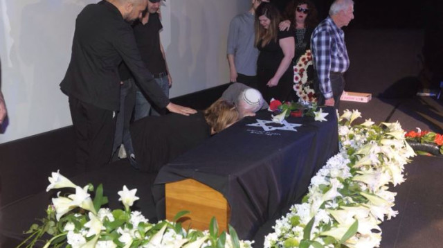 הוריה של רונית אלקבץ לצד ארונה בטקס האשכבה בסינמטק (צילום: אבשלום ששוני)