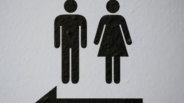 שלט הכוונה לשירותים (צילום: רויטרס)