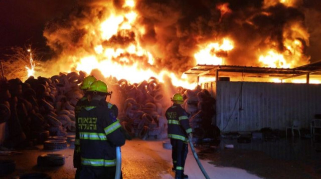 שרפת צמיגים בצפון (צילום: חטיבת דובר המשטרה)