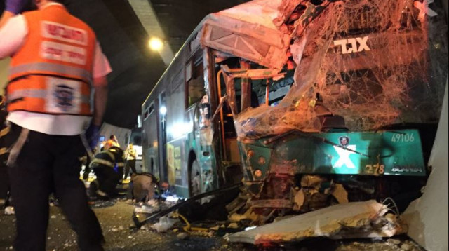 תאונת אוטובוס במנהרות הכרמל (צילום: דוברות איחוד הצלה כרמל)