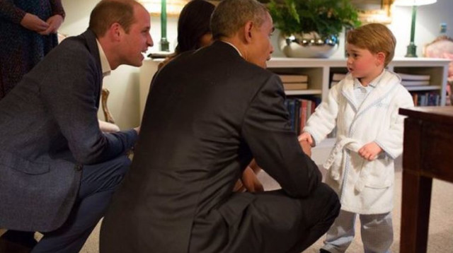 הנסיך ג'ורג' פוגש את בני הזוג אובמה (צילום: דיילי מייל)