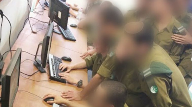 חיילי חיל המודיעין אוספים מודיעין (צילום: באדיבות דובר צה"ל)