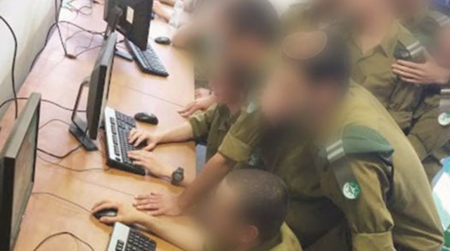 חיילי חיל המודיעין אוספים מודיעין (צילום: באדיבות דובר צה"ל)