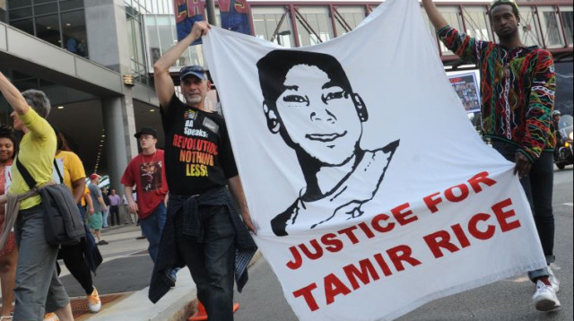 מפגינים למען הנער השחור טמיר רייס שנורה למוות ע"י שוטרים בקליבלנד (צילום: רויטרס)