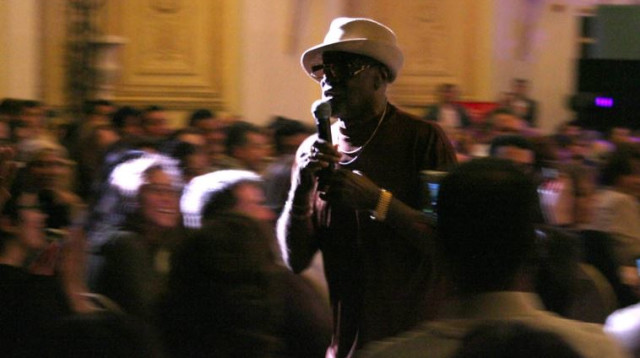 הזמר בילי פול בהופעה, בשנת 2009 (צילום: ויקיפדיה)