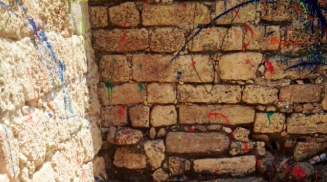 מצודת אשדוד ים הושחתה בצבעים (צילום: רשות העתיקות)