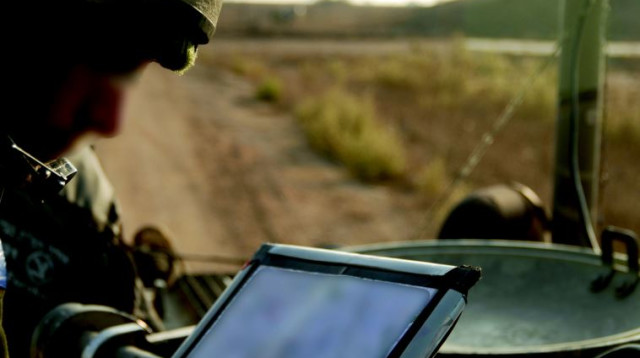 חייל בוחן טאבלט בשטח (צילום: דובר צה"ל)