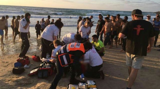 החייאה בצעיר שטבע, חוף מנטה ריי בתל אביב (צילום: דוברות מד"א מחוז דן)