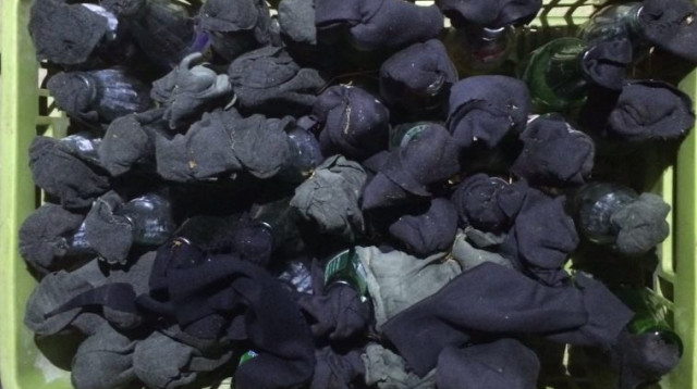 בקבוקי תבערה שנתפסו בכפר מנדא (צילום: דוברות המשטרה)