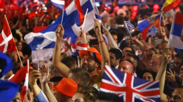 מעריצים מנופפים בדגלים בזמן האירוויזיון בווינה (צילום: רויטרס)