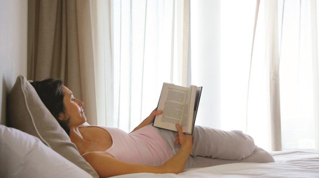 אישה קוראת ספר (צילום: אינגאימג)