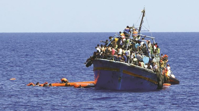 ספינת מהגרים מלוב בדרכה לאירופה (צילום: רויטרס)