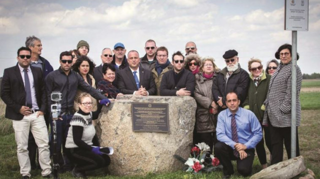 משפחת בר ואבן הזיכרון (צילום: באדיבות חיליק בר)