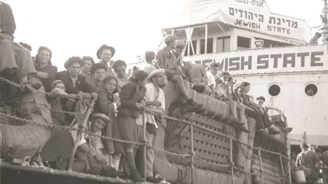 אוניית מעפילים בנמל חיפה (צילום: לע"מ)