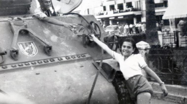 נהרה יהודיה מקבלת את פני לוחמי האצ"ל ביפו (צילום: בן רוטנברג)