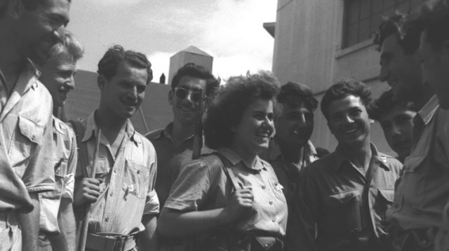 חברי "ההגנה" לאחר כיבוש יפו (צילום: הנס פין, לע"מ)