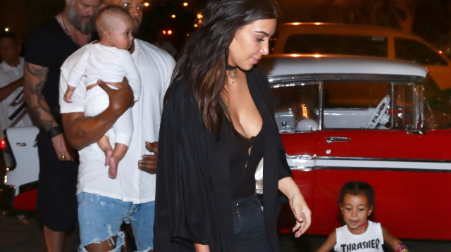 קים קרדשיאן עם קניה, נורת' וסיינט ווסט (צילום: Splashnews)