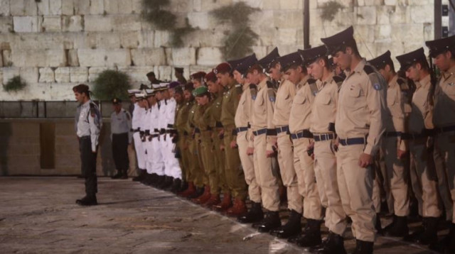 חיילים בטקס יום הזיכרון לחללי מערכות ישראל בכותל (צילום: מרק ישראל סלם)