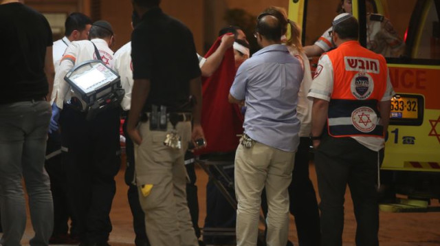 החייל הפצוע ממחסום חיזמה בכניסה לבית החולים  (צילום: מרק ישראל סלם)