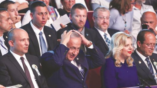 נפתלי בנט, בנימין נתניהו ורעייתו וניר ברקת, בחידון התנ"ך. (צילום: שלומי כהן, פלאש 90)