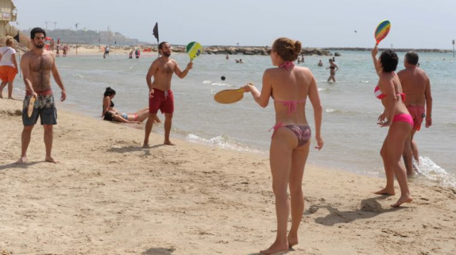 שרב בחופי תל אביב (צילום: אבשלום ששוני)