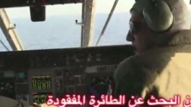 טייס מצרי מעל הים התיכון, בחיפושים אחר המטוס שרוסק (צילום: רויטרס)