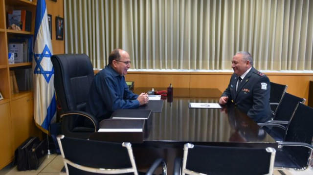 יעלון ואיזנקוט נפרדים (צילום: אריאל חרמוני, משרד הביטחון)