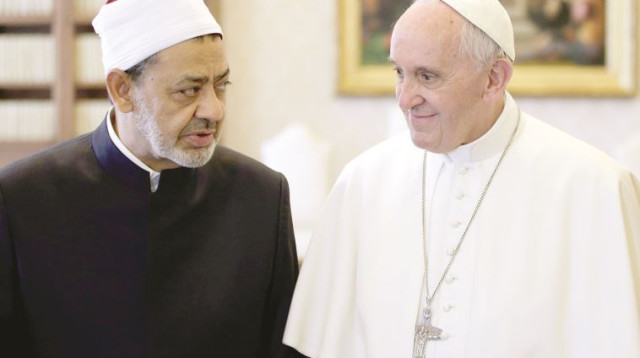 האפיפיור פרנציסקוס ושייח’ אל־אזהר (צילום: רויטרס)