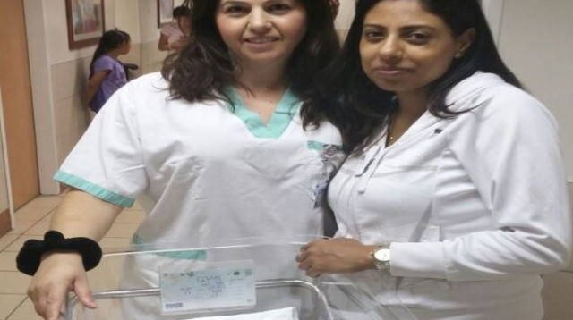  היבה ג'בה (מימין) עם תינוקה  (צילום: אסף הרופא)