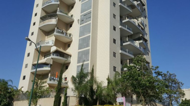 זירת הרצח הכפול בראשון לציון (צילום: אלון חכמון)