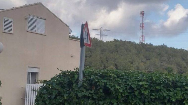 אנטנה סלולרית ברום הכרמל, חיפה (צילום: יעל בן דוד שמלצר)