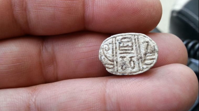 קמע החרפושית המצרי שנחשף  (צילום: דינה גורני, רשות העתיקות)