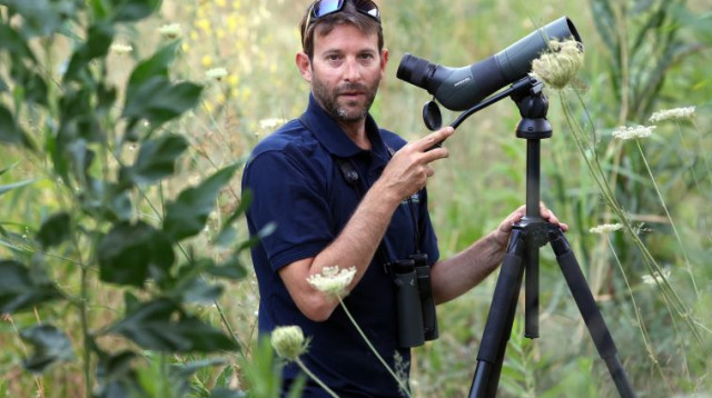 יהונתן מירב, מהצפרים המובילים בישראל - ובעולם (צילום: אריאל בשור)