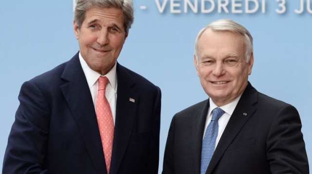 שר החוץ הצרפתי ז'אן- מרק איירו וג'ון קרי בוועידת פריז (צילום: AFP)