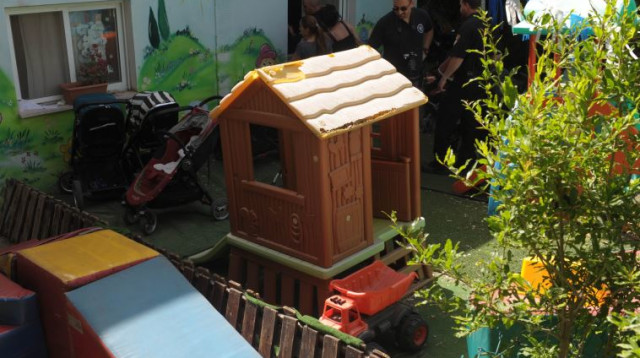 פיצוץ נפץ ליד גן ילדים בתל אביב (צילום: אבשלום ששוני)