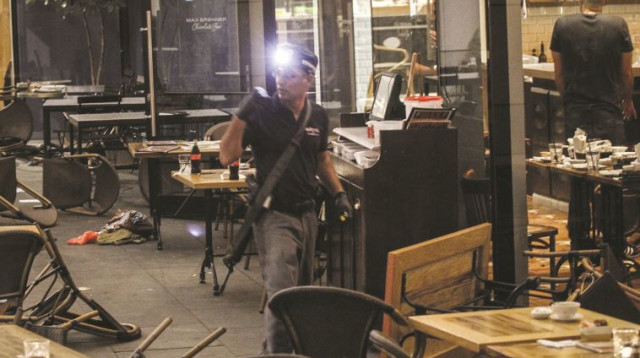 הפיגוע בשרונה מרקט (צילום: מרים אלסטר, פלאש 90)