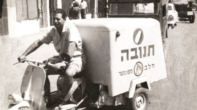 חלוקת חלב בשנות ה-50 וה-60 (צילום: ארכיון תנובה)