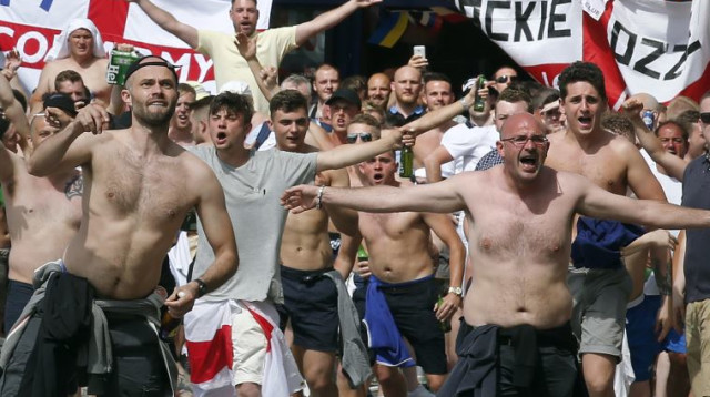 התפרעות אוהדים אנגלים במרסיי (צילום: רויטרס)