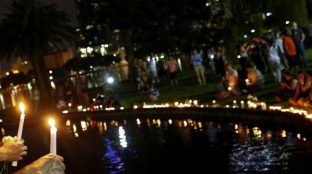 מדליקים נרות לזכר הקורבנות באורלנדו (צילום: רויטרס)