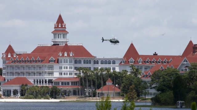 חיפושים אחר התינוק שנחטף על ידי תנין בדיסני וורלד (צילום: רויטרס)