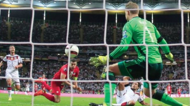 לבנדובסקי מבקיע נגד נוייר (צילום: רויטרס)