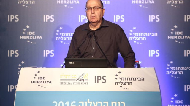 משה בוגי יעלון נואם בכנס הרצליה (צילום: עדי כהן צדק)