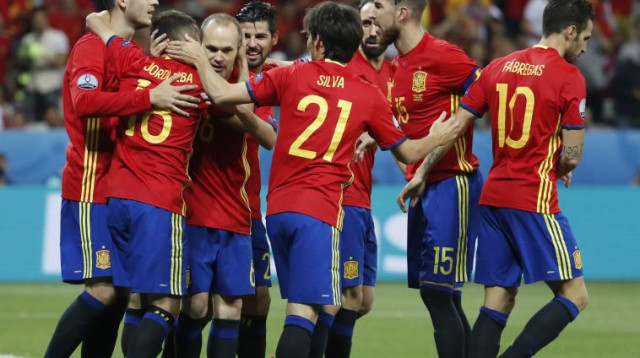 שחקני נבחרת ספרד חוגגים (צילום: רויטרס)