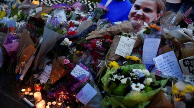 פרחים ונרות לזכרה של ג'ו קוקס (צילום: רויטרס)