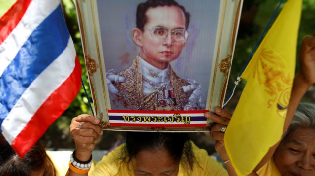 אזרחים בתאילנד מתפללים לשלום המלך (צילום: רויטרס)